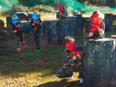 Vous recherchez une idée originale et fun pour un anniversaire? Louez des équipements complets avec Paintball-Anniversaire et offrez à votre enfant un anniversaire inoubliable et abordable ! Une expérience Paintball originale pour enfants et pleine d’adrénaline ravira autant les petits que les parents ! Jouez où vous le souhaitez, que ce soit dans une forêt, votre jardin ou un champ.
